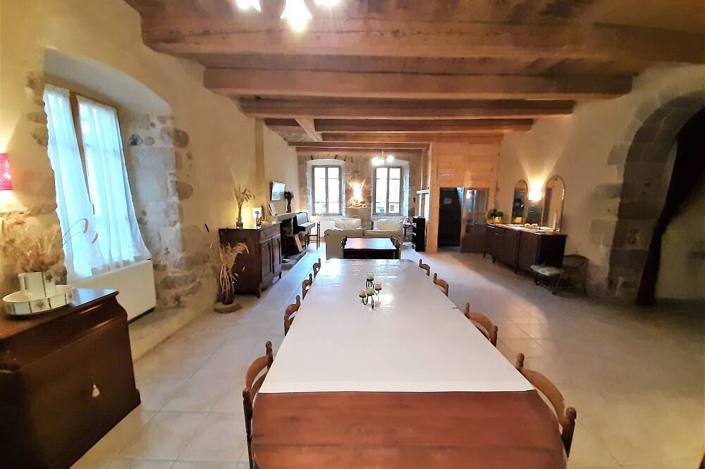 Stone and wood guest rooms with large garden in the heart of the village! in La Chaise-Dieu, Regionaal natuurpark van Livradois-Forez