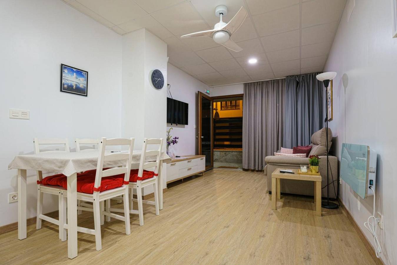 Apartamento entero, Sophie Apartamentos 'Mediano' con terraza privada y Wi-Fi in Burela, Costa de Galicia