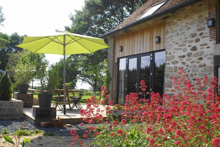 Gîte pour 4 personnes, avec terrasse et piscine ainsi que jardin et vue dans Montchevrier
