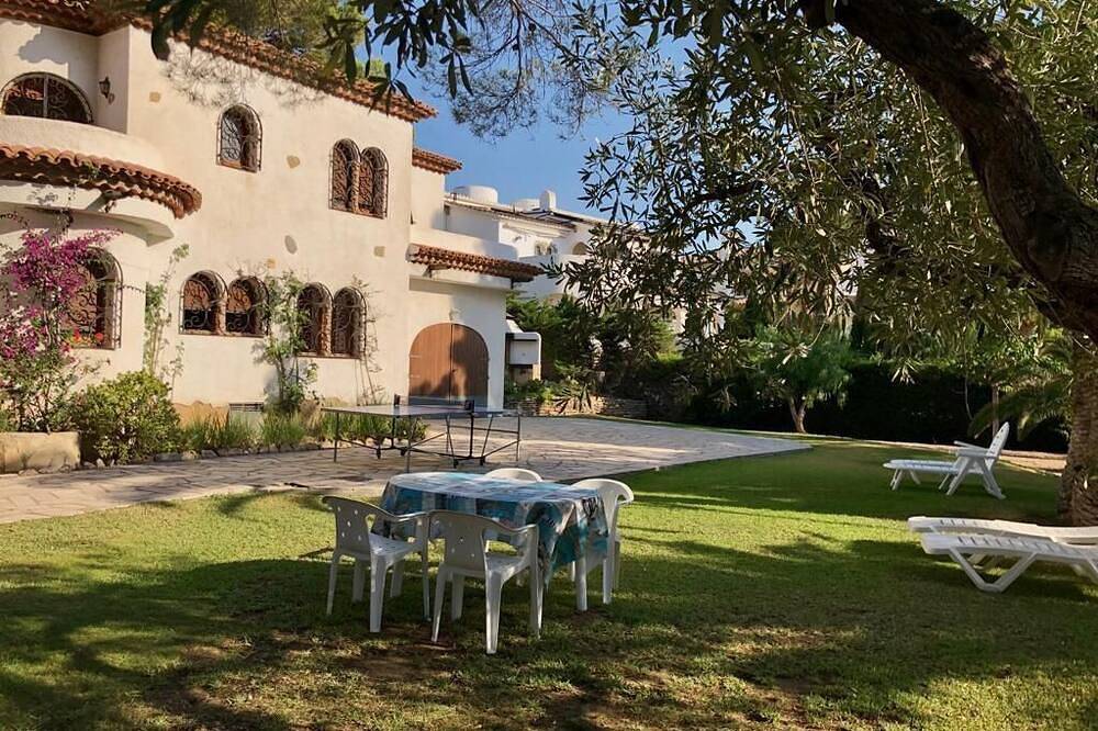 1 minute to the beach! Family-sized Garden and Bbq in Montroig, Costa Dorada