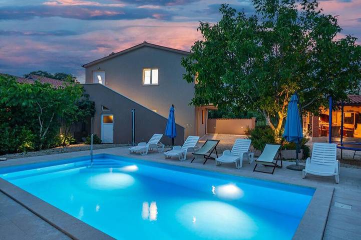 Ferienhaus für 8 Personen, mit Balkon und Garten