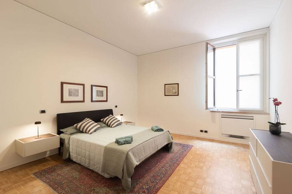 Apartamento entero, Elegant apartment of 193 sqm located on the first floor of a vintage building with elevator (5 steps to access), able to accommodate up to 7 people.The accommodation is located near the city center of Mantua, in just 15 minutes walk you can reach all the in Mantua, Provincia de Mantova