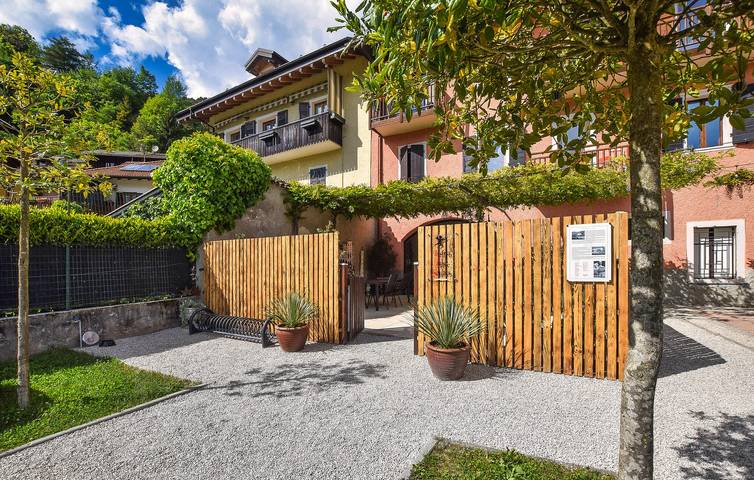 Ferienwohnung für 3 Personen, mit Terrasse und Garten sowie Sauna in Mezzolago