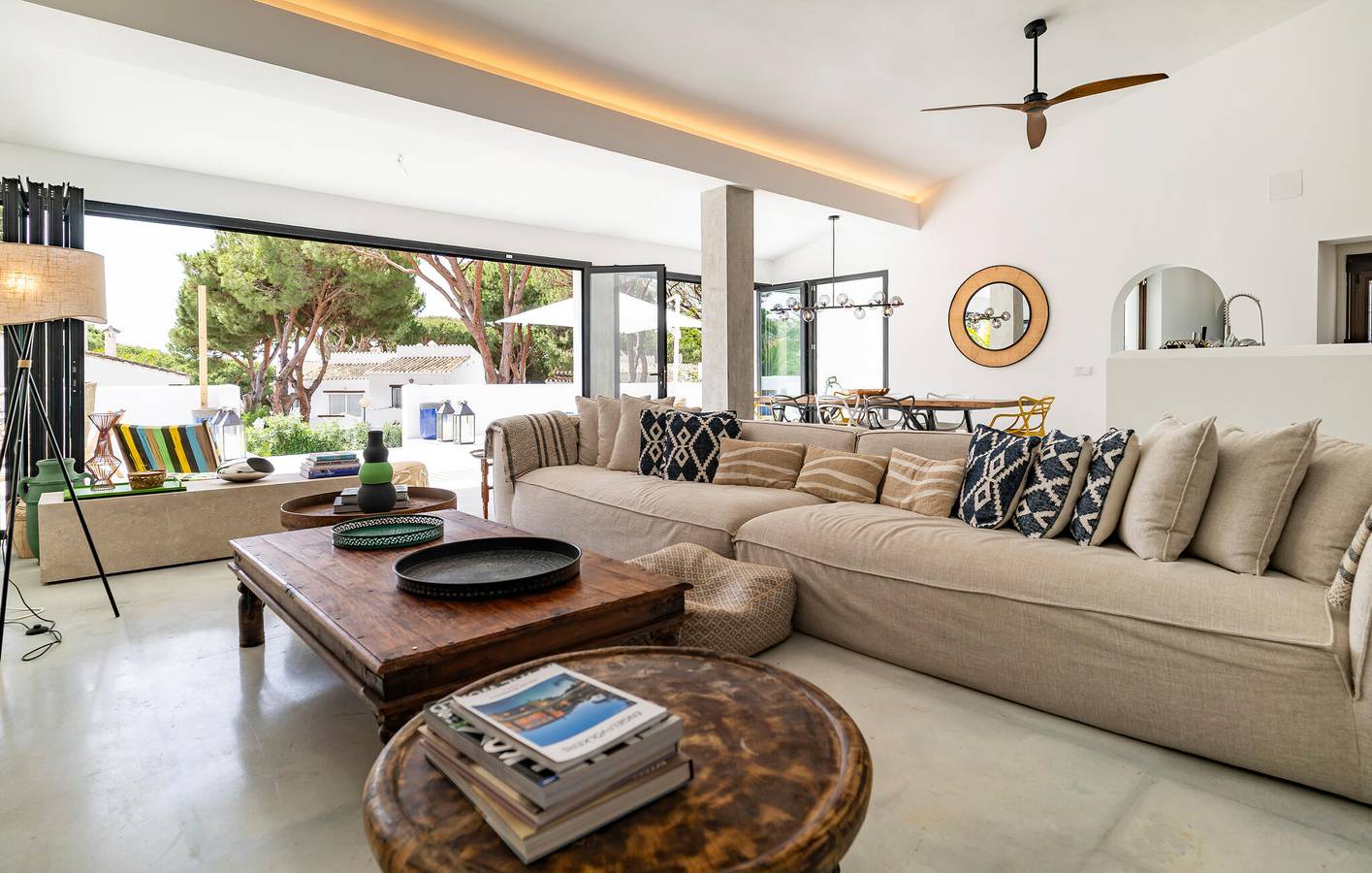 Appartement moderne au bord de la mer avec piscine et WiFi in Urbanizacion Calahonda, Mijas