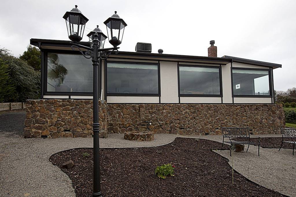 Ein Ferienhaus mit Aussicht auf Tudor Ridge in Monbulk, Victoria