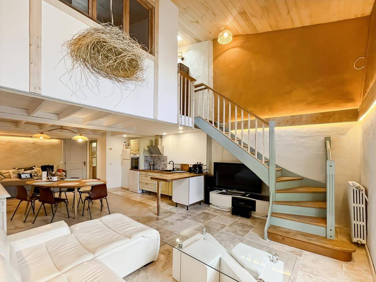 Appartement entier, Magnifique eco-gîte des Marronniers avec terrasse in La Roquebrussanne, Région de Brignoles