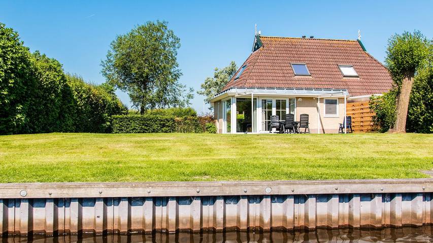 Ferienhaus für 4 Personen, mit Balkon/Terrasse und Terrasse sowie Garten und Sauna in Friesland