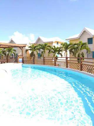 Gîte pour 4 personnes, avec piscine ainsi que vue et jardin dans Plage de Bois Jolan - 3