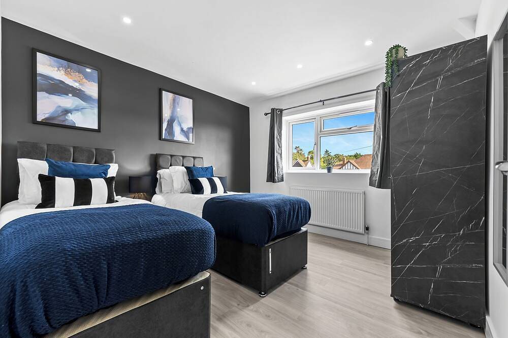 New! Driveway Parking, Warwick Castle, M40, in Warwick, Warwickshire