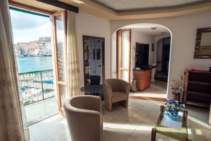 Appartement de vacances entier, Appartement de vacances pour 8 personnes avec balcon in Portoferraio, Archipel toscan