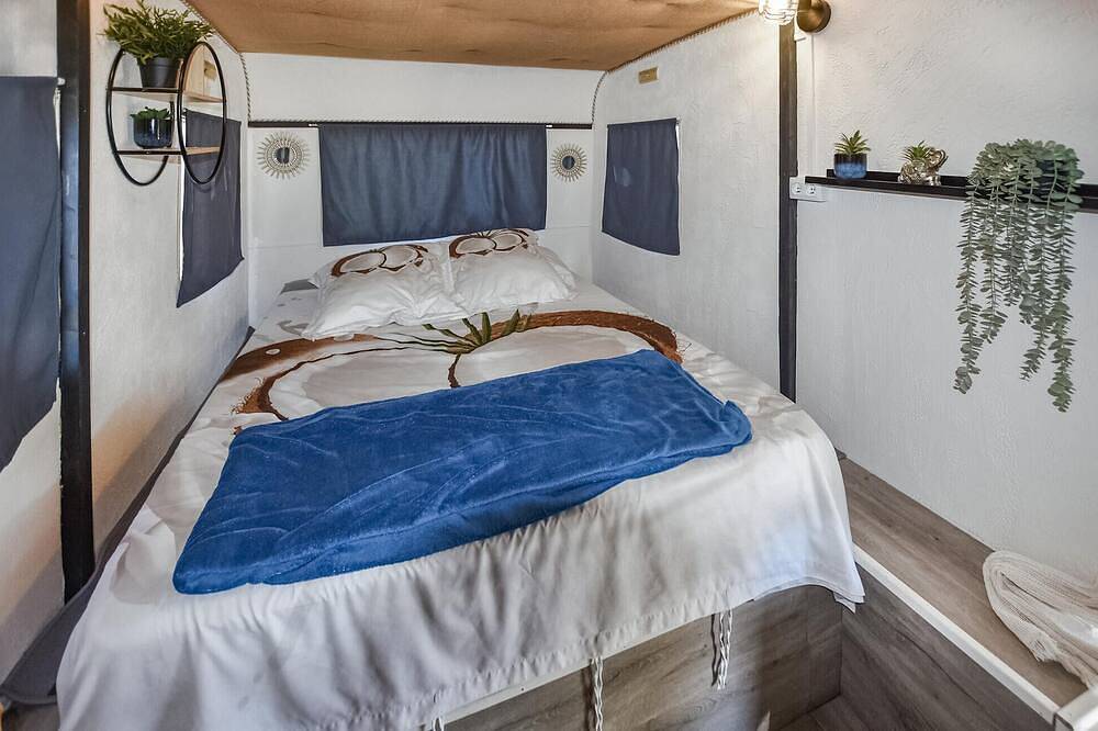 Cozy (sta)caravan in Pernes-les-Fontaines in Pernes-les-Fontaines, Parc naturel régional du Mont-Ventoux