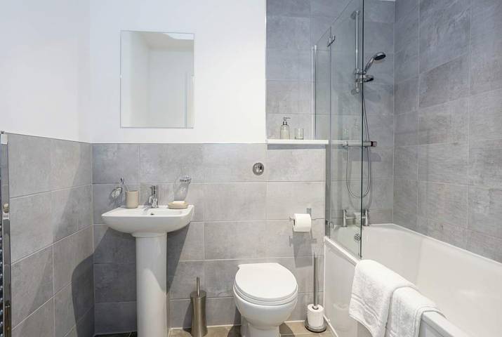 Ganze Wohnung, Bright Manchester Studio Apartment with Balcony in Greater Manchester