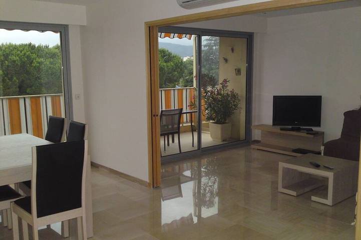 Location de vacances pour 4 personnes, avec jacuzzi ainsi que piscine et balcon à Mandelieu-la-Napoule