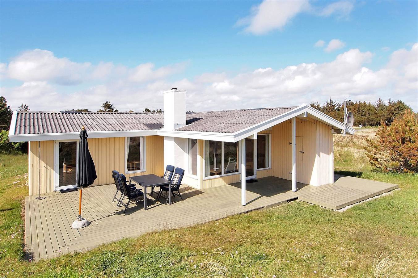 Stunning home in Hvide Sande w/ Wifi and 3 Bedrooms in Bjerregård, Holmsland Klit