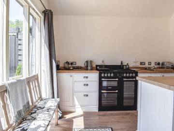 Log Cabin for 2 People in East Chiltington, East Sussex, Photo 4