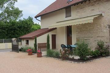 Gîte pour 7 personnes, avec jardin dans La Charmee