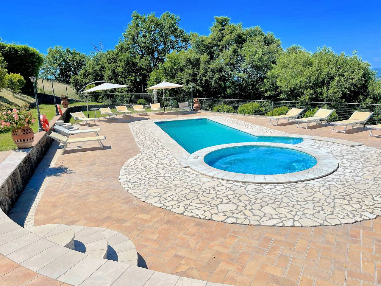 Piscina y jacuzzi - Encantadora villa en Umbria - capacidad para 24 personas in Montefiascone, Provincia de Viterbo