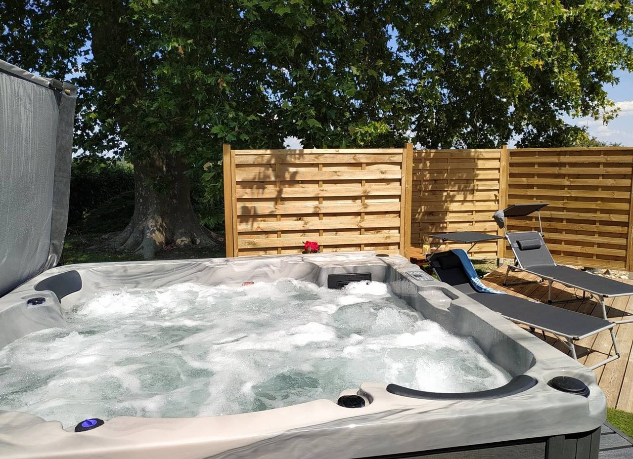 3 logements - piscine chauffée, jacuzzi privatifs, sans vis-à-vis in Berson, Région de Blaye