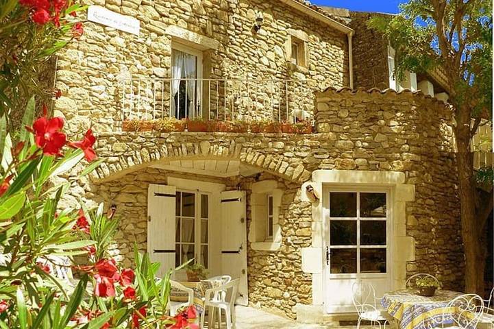 Gîte pour 4 personnes, avec Terrasse ainsi que Jardin et Piscine à Saint-André-de-Roquepertuis