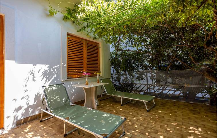 Gemütliche Ferienwohnung mit Terrasse, Parkplatz und WLAN – 1 km vom Strand entfernt in Crikvenica, Primorje-Gorski Kotar