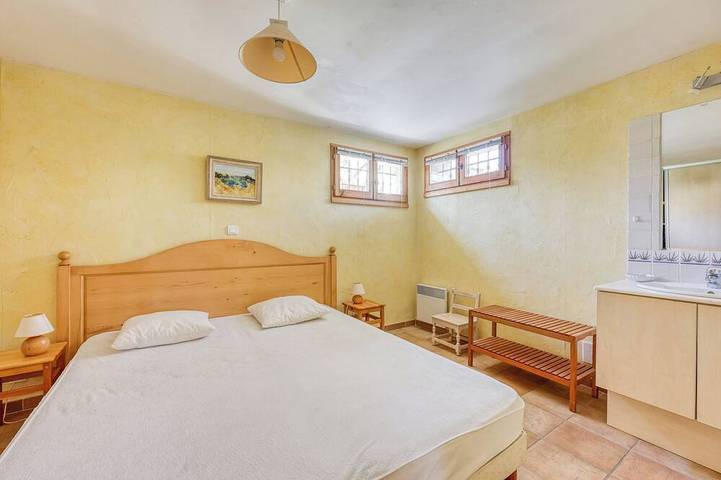 Location de vacances pour 18 personnes, avec jardin ainsi que piscine et terrasse à Lurs - 3