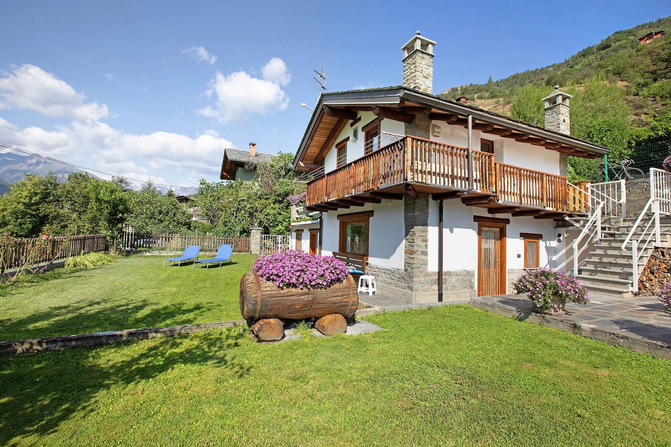 Ganze Wohnung, Apartment „Casa Sabrina - Blu“ mit Bergblick, privatem Garten und Wlan in Comune di Sarre, Walliser Alpen
