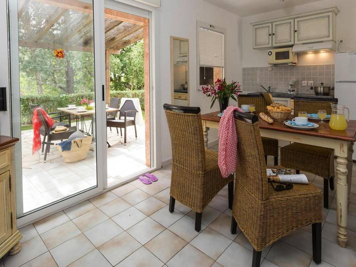 Bungalow voor 6 personen, met zwembad en tuin op Corsica