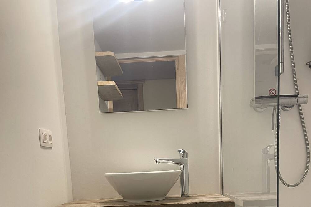 Guest house in Hill Country with sauna & hot tub and swimming pool (optional). in Dranouter, Heuvelland