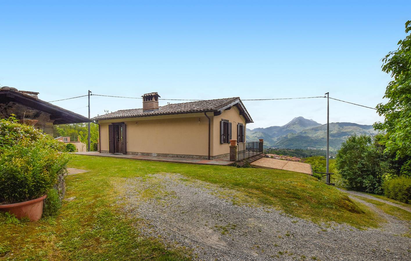 Charmante Wohnung mit Garten und Parkplatz, 1000m zum Zentrum von Barga in Barga, Parco Regionale delle Alpi Apuane