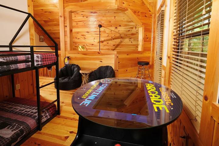 Chalet for 8 people, with pool and hot tub as well as terrace in Pigeon Forge