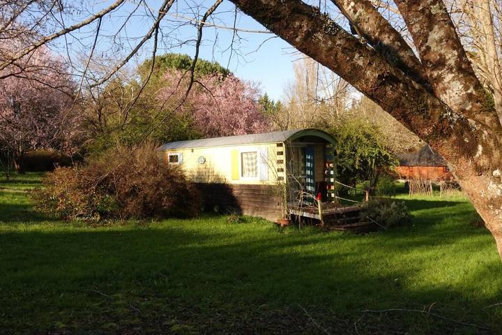 Gîte pour 3 personnes, avec jardin ainsi que piscine et vue à Saint-Eutrope-de-Born