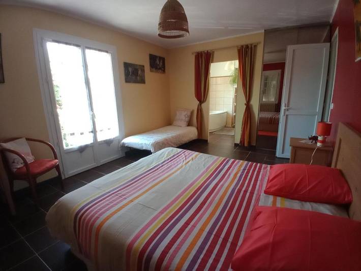 Chambre d’hôte pour 3 personnes, avec Balcon et Terrasse ainsi que Jardin et Vue