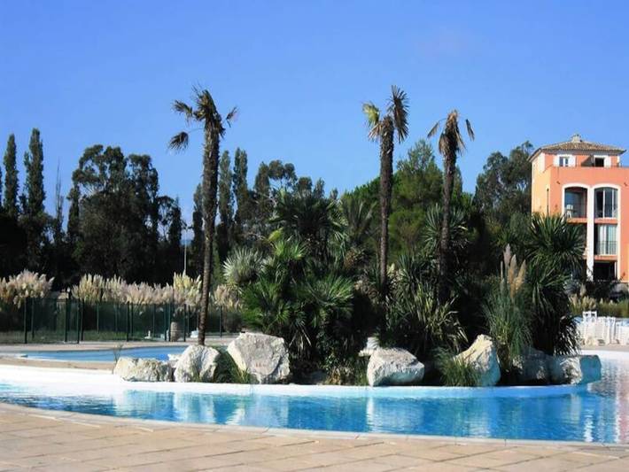 Gîte pour 3 personnes, avec terrasse et piscine, adapté aux familles dans Port Cogolin - 2