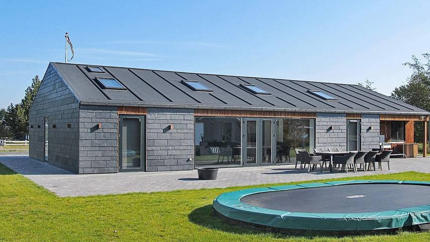 Ferieudlejning for 10 personer, med sauna og jacuzzi samt have, husdyr tilladt i Hummingen