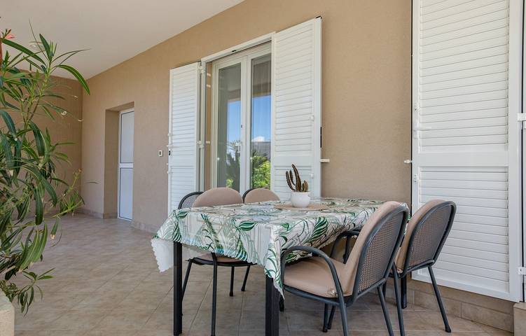 Appartamento per 5 persone, con Balcone/Terrazza a Rab