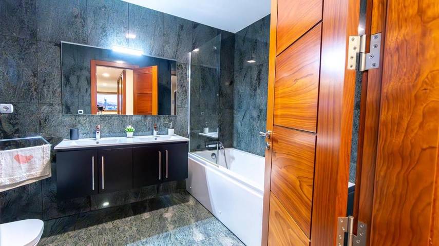 Gîte pour 2 personnes, avec terrasse et jardin ainsi que vue et piscine dans Belinho - 2