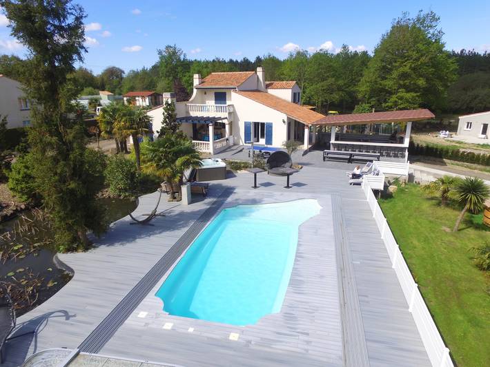 Gîte pour 12 personnes, avec jacuzzi ainsi que piscine et sauna, adapté aux familles