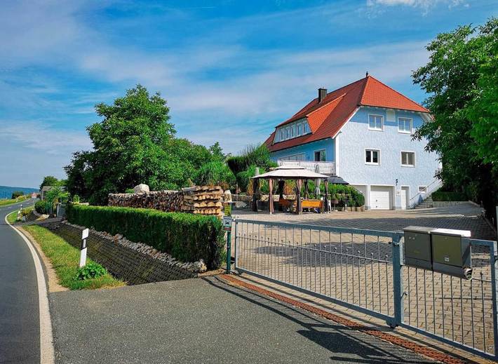 Ferienwohnung für 9 Personen, mit Garten und Ausblick in Leutenbach