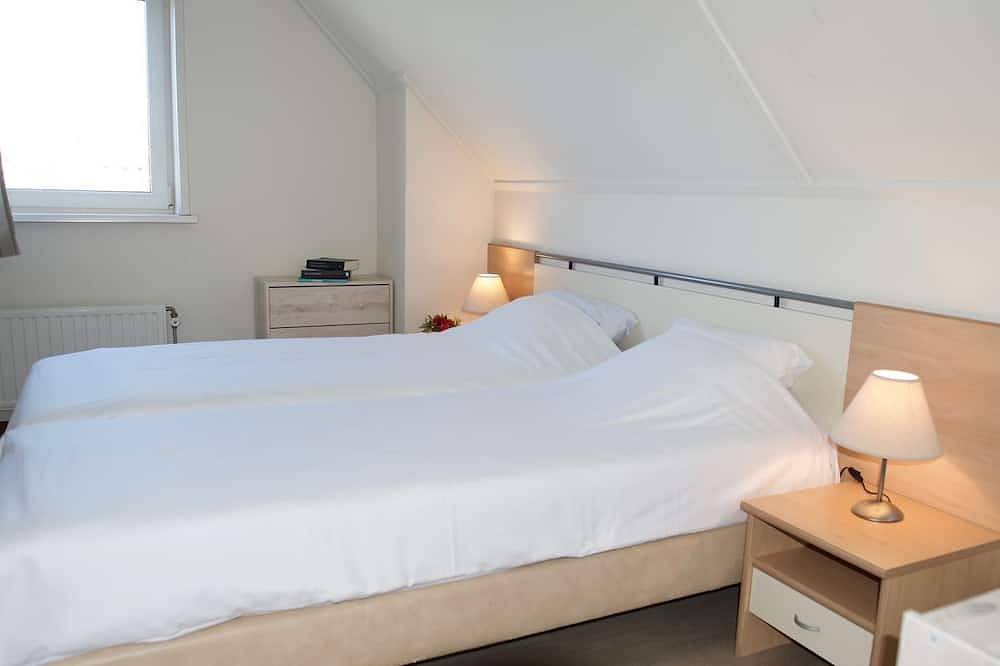 Antibes 252 - Freistehendes Ferienhaus direkt am See mit großem Garten in Hoofdplaat, Zeeuwse Kust