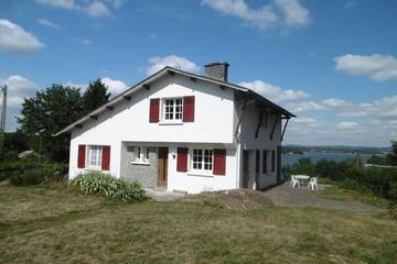 Gîte pour 8 personnes, avec terrasse et jardin à Arvieu