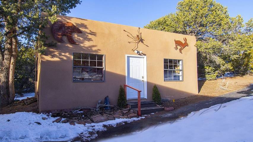 Vacation rental for 2 people, with sauna and terrace as well as yard and hot tub, with pets in Santa Fe
