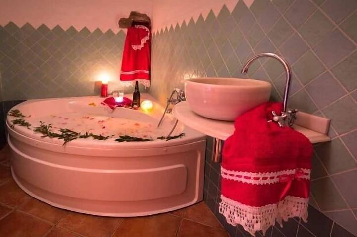 Casa rural para 2 personas, con jardín además de jacuzzi y piscina en Laroya