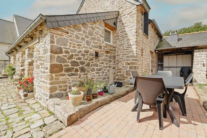 Petite maison "Dépendance Au Charme Local" with private terrace, shared garden & Wi-Fi in Saint-Carné, Dinan Området