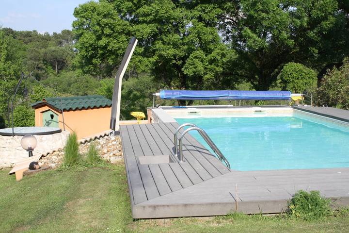 Gîte pour 4 personnes, avec jardin ainsi que piscine et terrasse, animaux acceptés