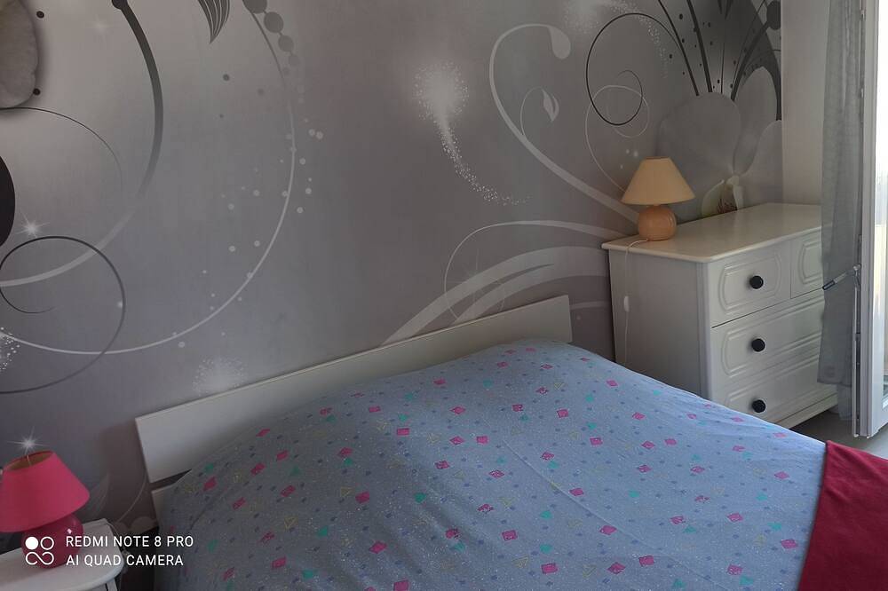 For Rent Private Room With Balcony And Jerdin in Le Mesnil-Saint-Denis, Parc naturel régional de la Haute Vallée de Chevreuse