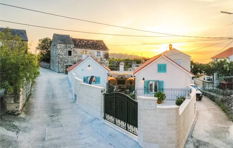 Gemütliche Ferienwohnung mit Terrasse, Küche, WLAN und Parkplatz in Milna, Brac