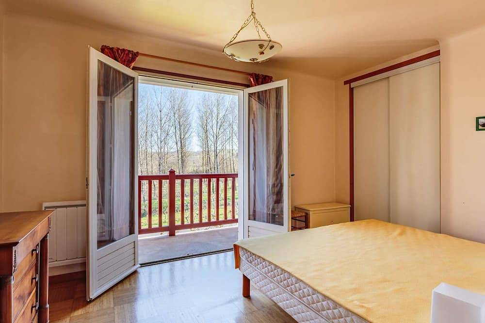 Country Home Near Beaches and Cities – Spacious, 4 Bedrooms, Wifi, Garden, Parking in Briscous, Bayonne region