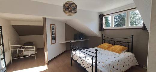 Gîte pour 2 personnes, avec terrasse ainsi que jardin et vue à Compreignac