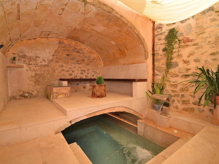 Gîte pour 12 personnes, avec Balcon et Terrasse ainsi que Jardin et Piscine à Majorque