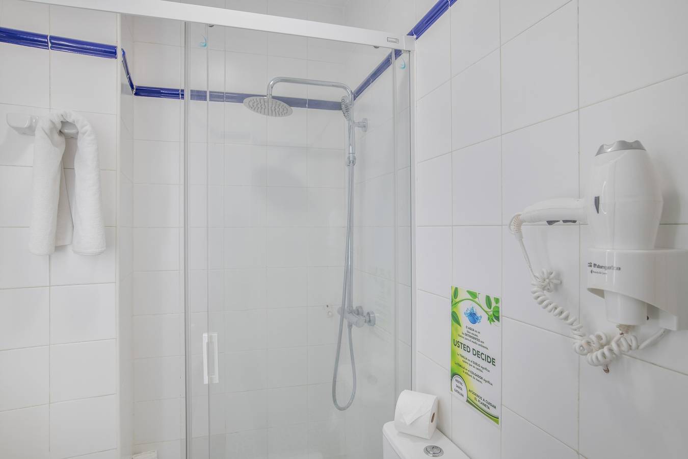 Habitación 'Hostal Santa Catalina 6' con terraza compartida, Wi-Fi y aire acondicionado in Conil de la Frontera, Costa de la Luz